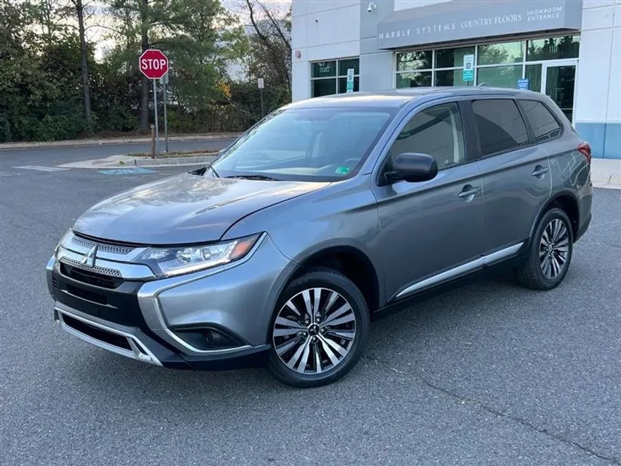2020 Mitsubishi Outlander ES photo 1