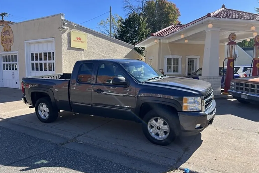 2011 Chevrolet Silverado 1500 LT photo 1