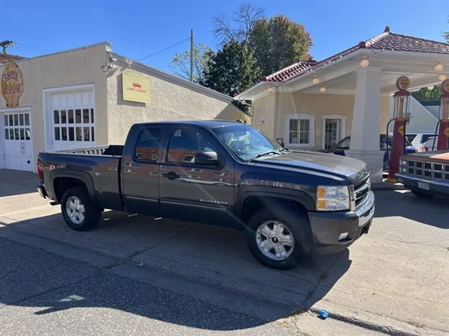 2011 Chevrolet Silverado 1500 LT photo 1