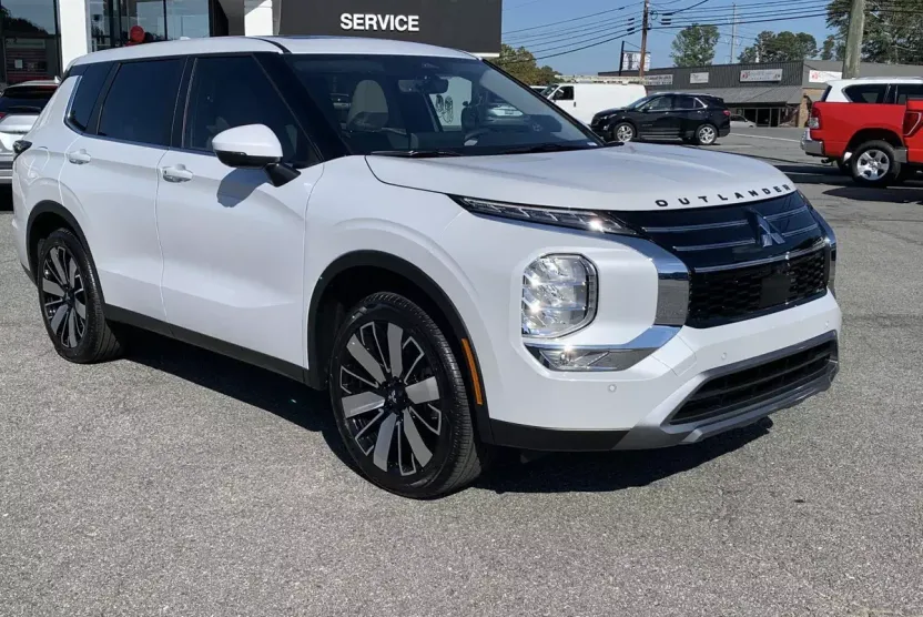 2025 Mitsubishi Outlander SE photo 1