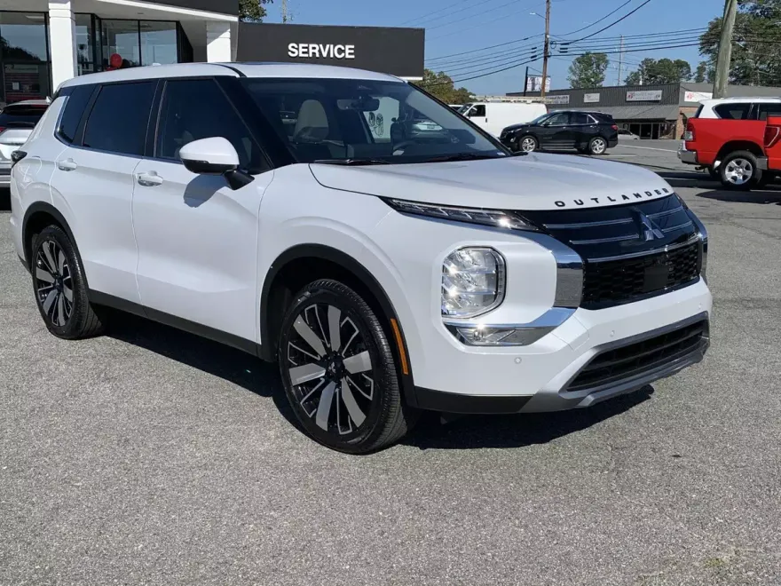 2025 Mitsubishi Outlander SE photo 1