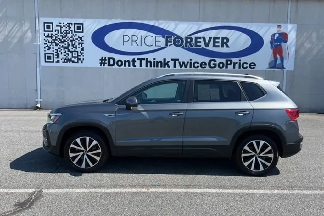 2022 Volkswagen Taos SE photo 1