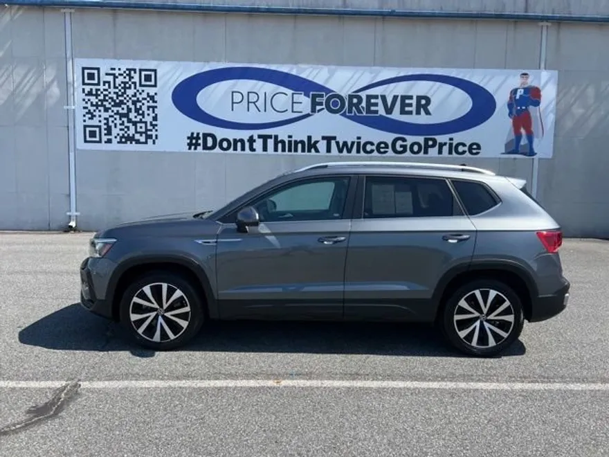 2022 Volkswagen Taos SE photo 1