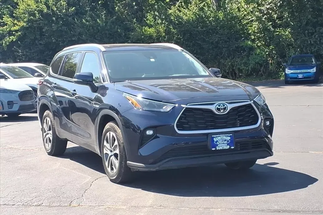 2023 Toyota Highlander L photo 1