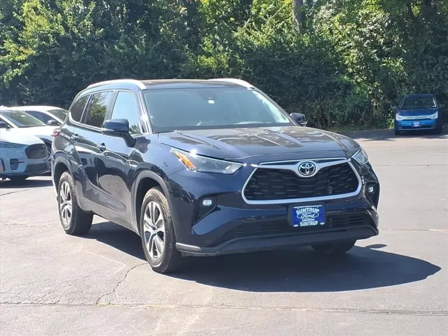 2023 Toyota Highlander L photo 1