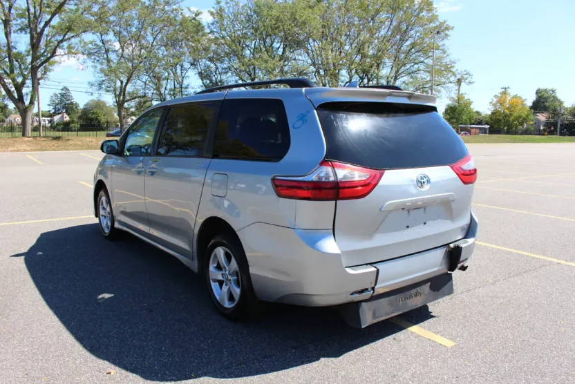 2020 Toyota Sienna LE photo 1