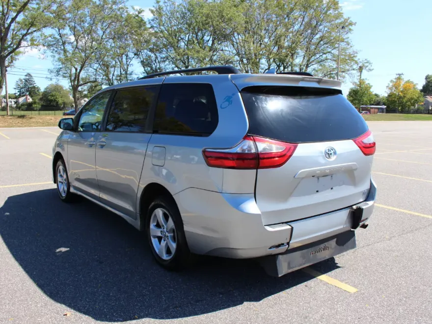 2020 Toyota Sienna LE photo 1