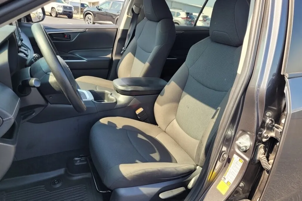 2022 Toyota RAV4 LE photo 1