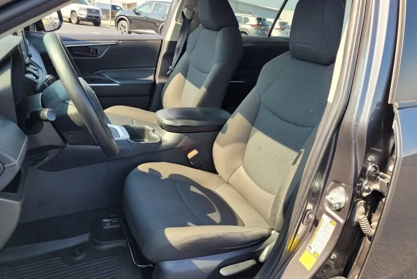 2022 Toyota RAV4 LE photo 1