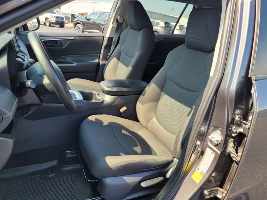 2022 Toyota RAV4 LE photo 1