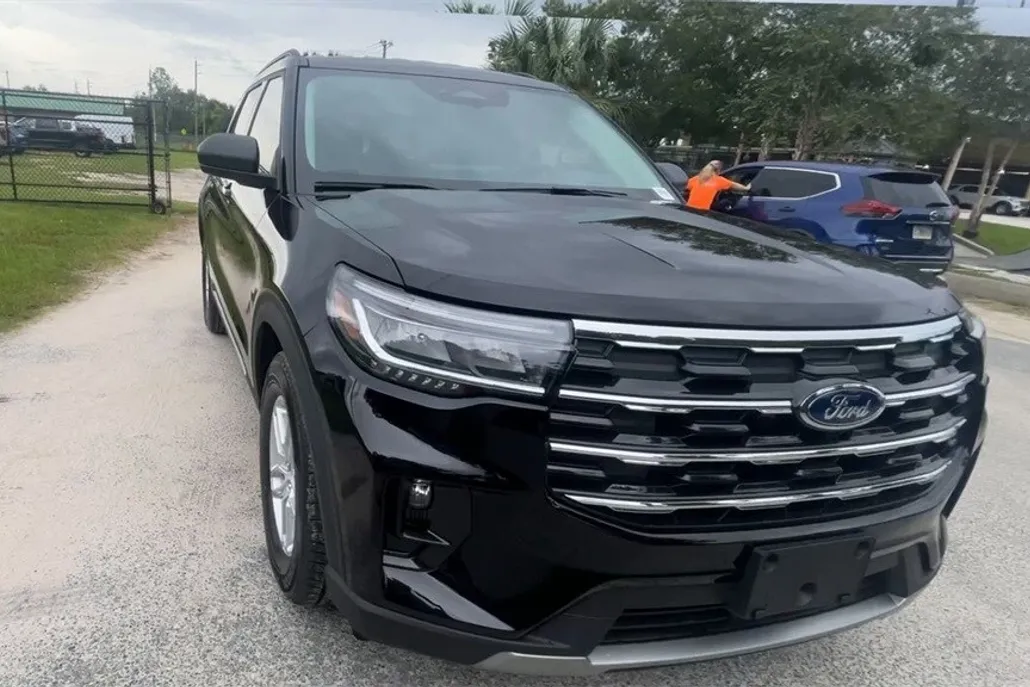 2025 Ford Explorer photo 1