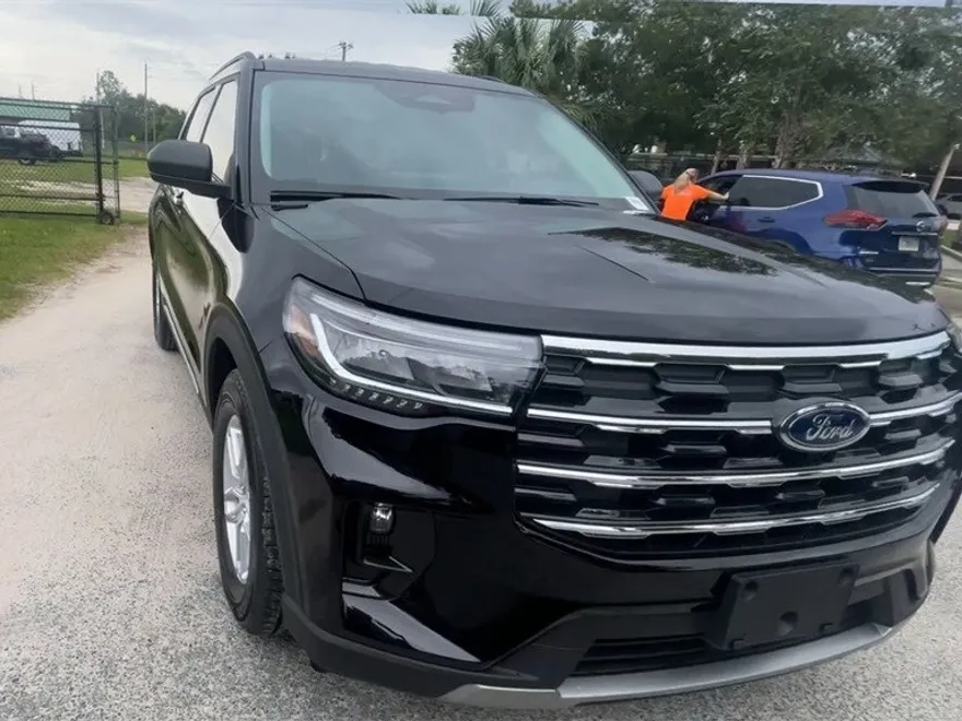 2025 Ford Explorer photo 1