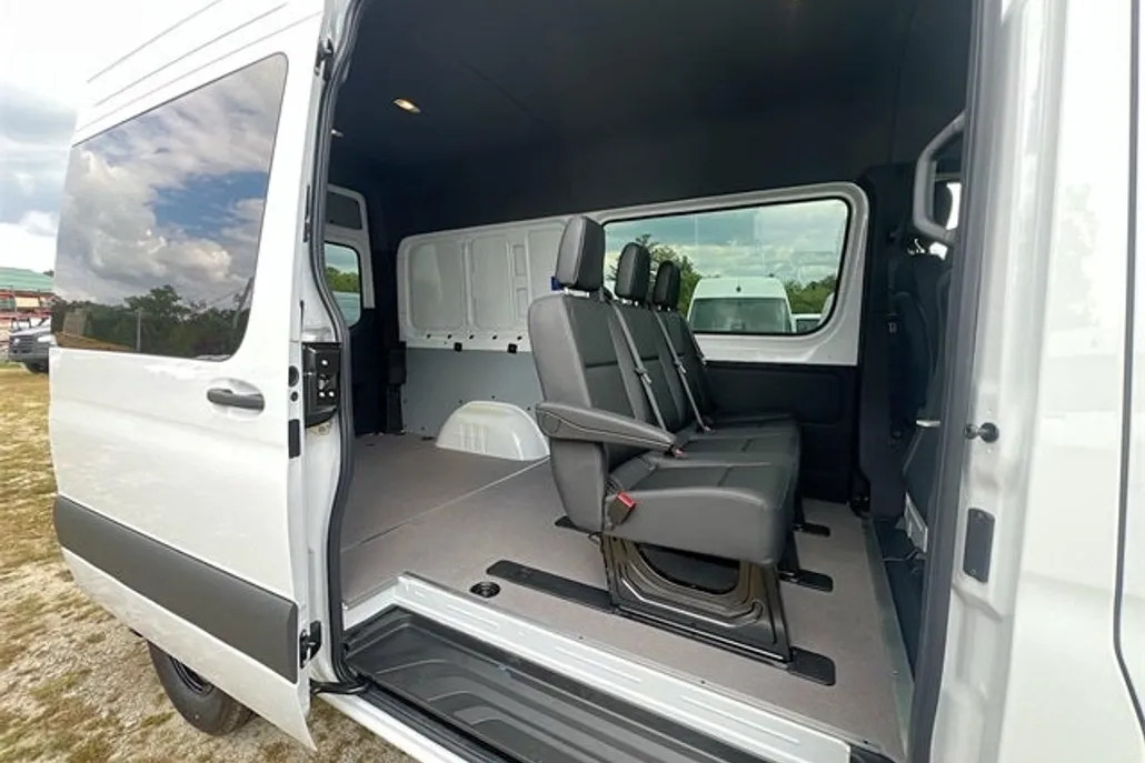 2025 Mercedes Benz Sprinter 2500 photo 1