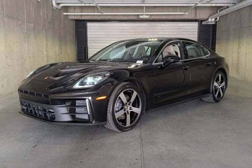 2025 Porsche Panamera 4 photo 1
