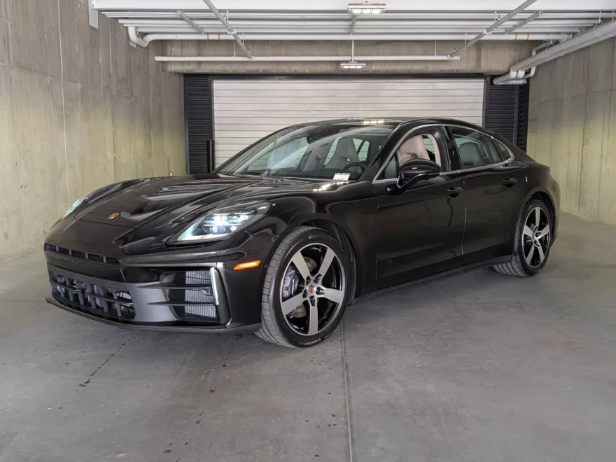 2025 Porsche Panamera 4 photo 1