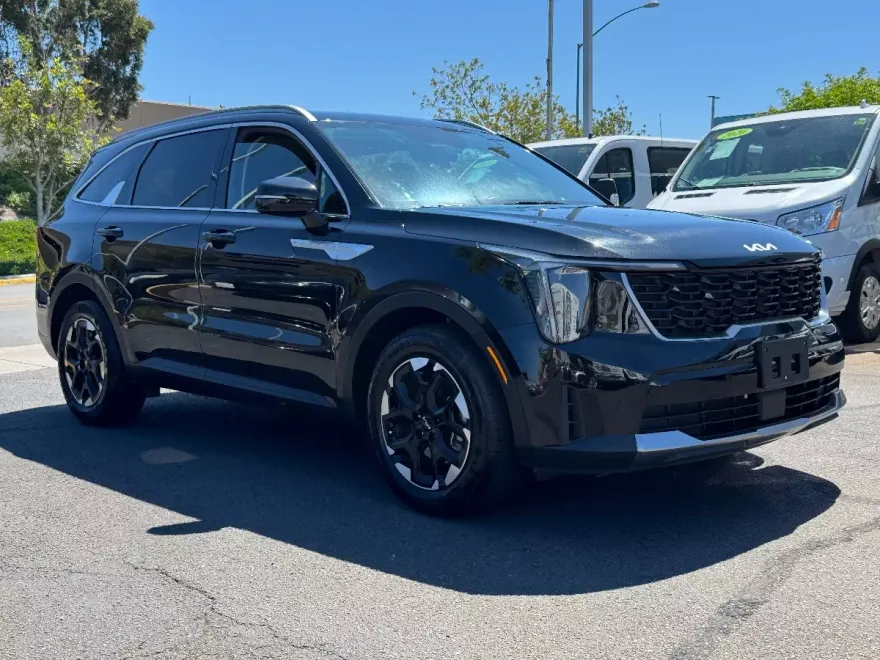 2024 Kia Sorento S photo 1