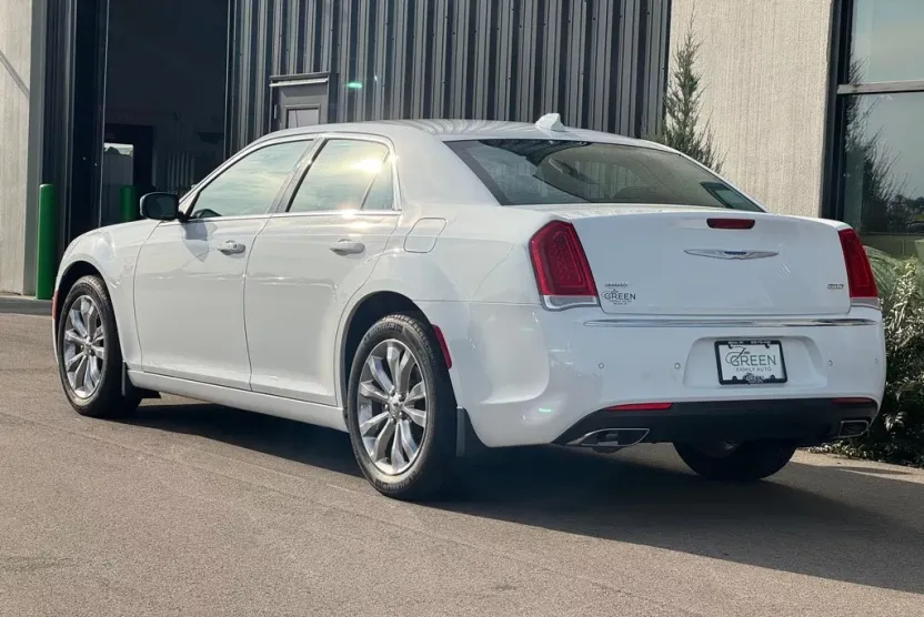 2021 Chrysler 300 Touring photo 1