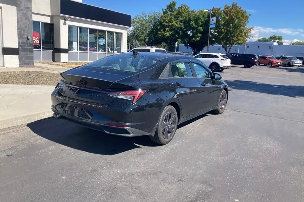 2022 Hyundai Elantra SEL Convenience photo 1