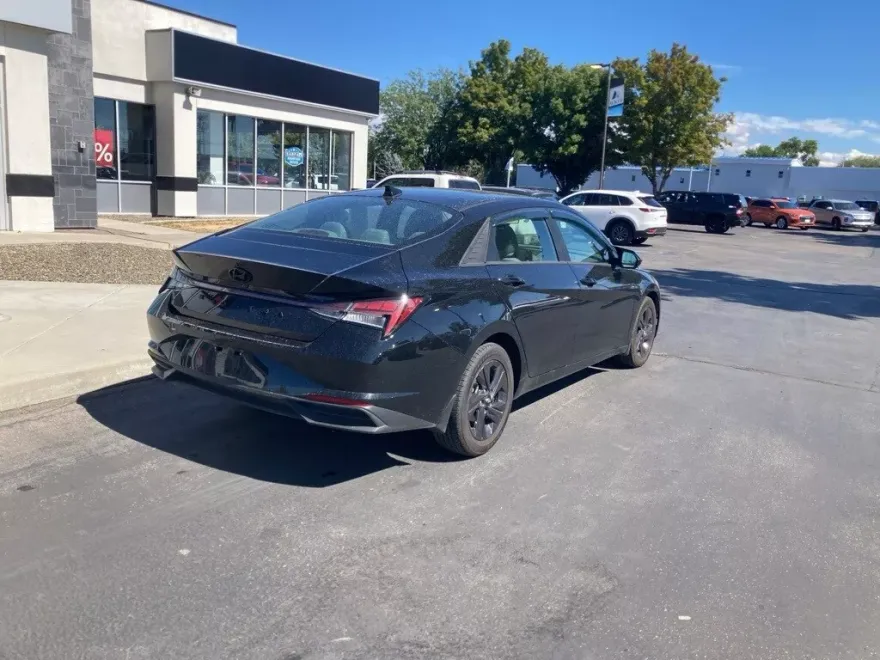 2022 Hyundai Elantra SEL Convenience photo 1