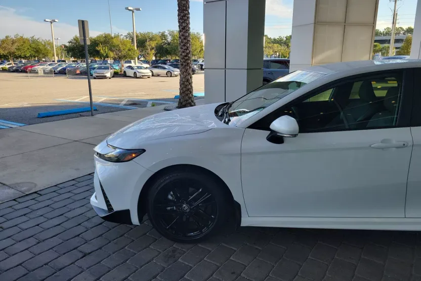 2025 Toyota Camry SE photo 1