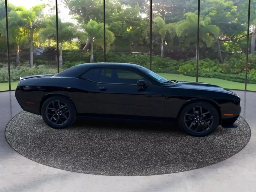 2019 Dodge Challenger SXT photo 1