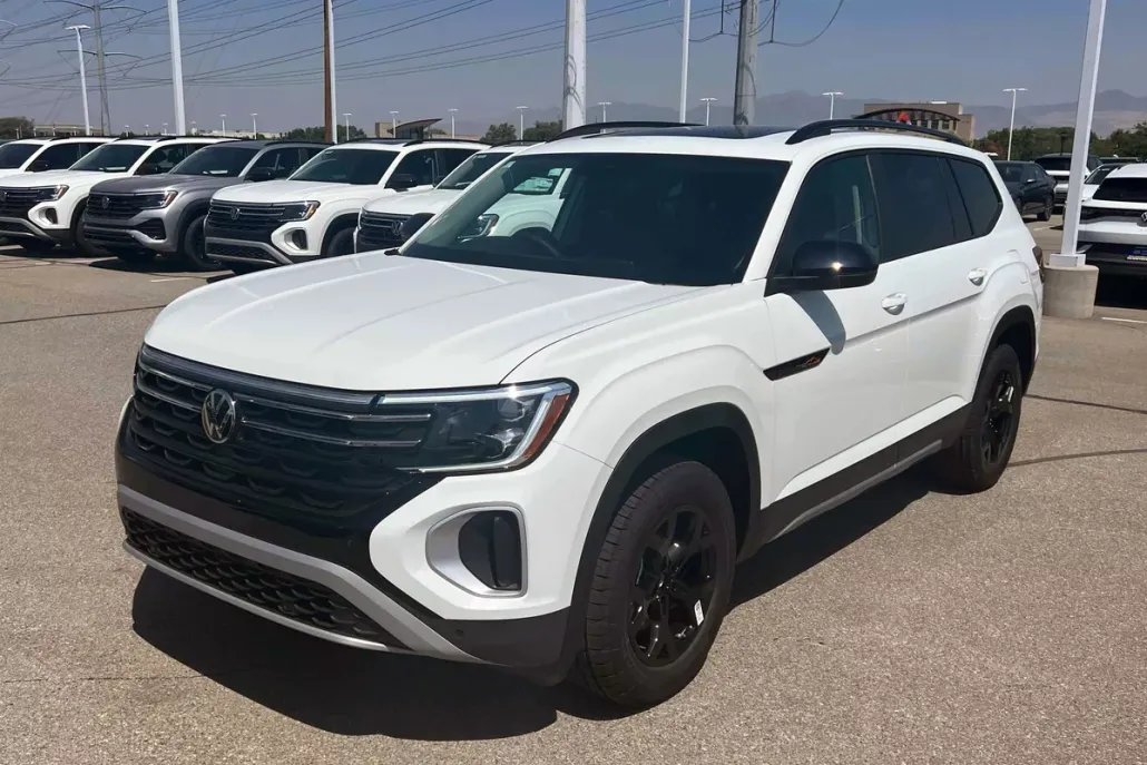 2025 Volkswagen Atlas SE Technology Peak Edition photo 1