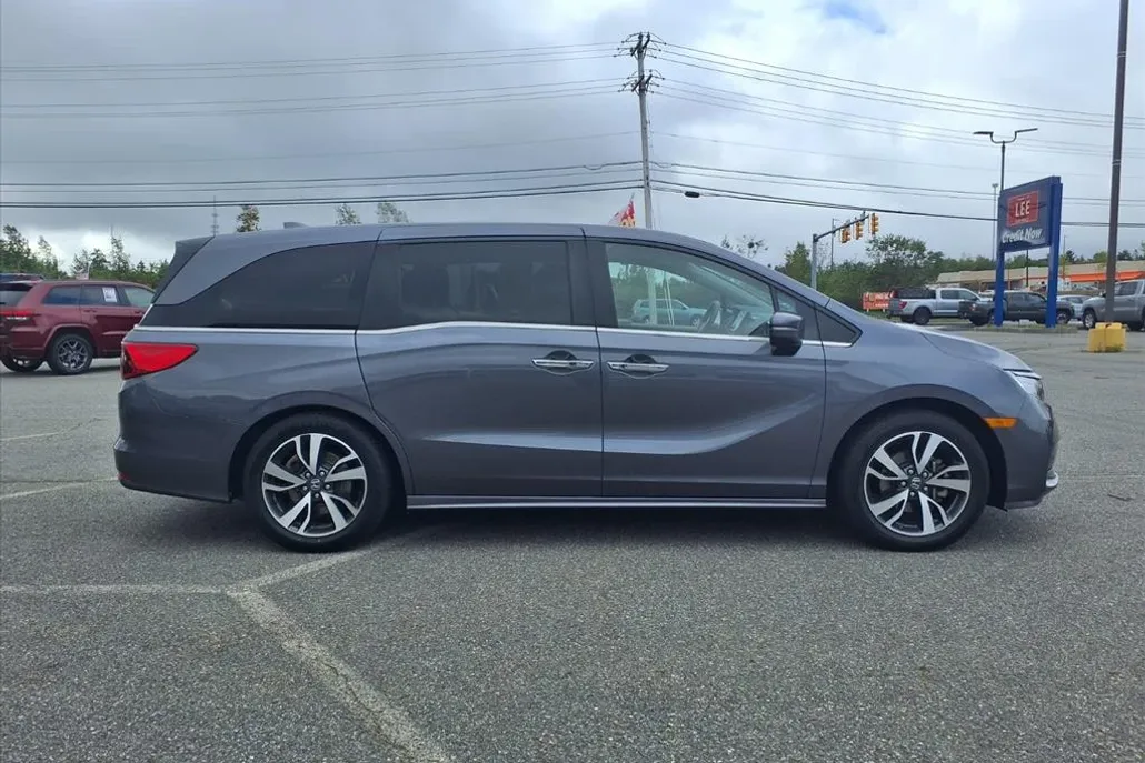 2021 Honda Odyssey Touring photo 1