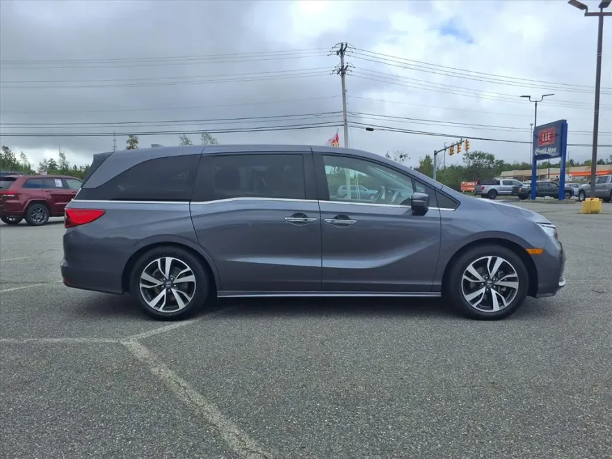 2021 Honda Odyssey Touring photo 1