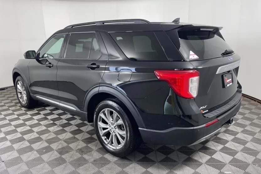 2023 Ford Explorer XLT photo 1