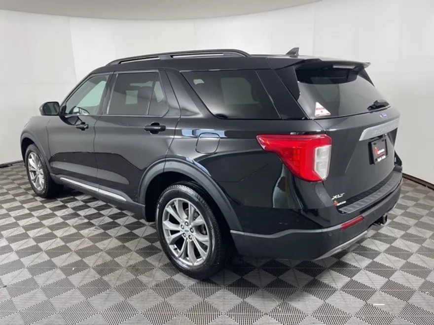 2023 Ford Explorer XLT photo 1