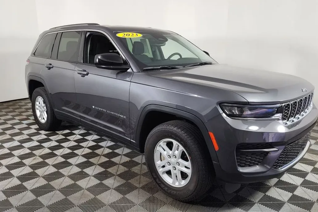 2023 Jeep Grand Cherokee Laredo photo 1
