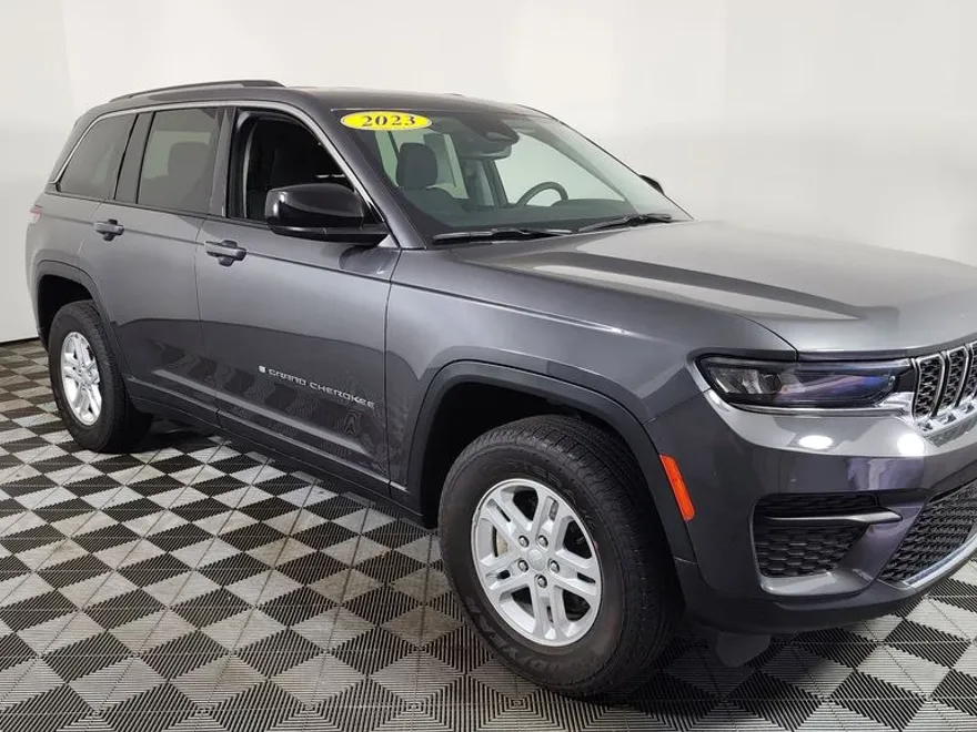 2023 Jeep Grand Cherokee Laredo photo 1