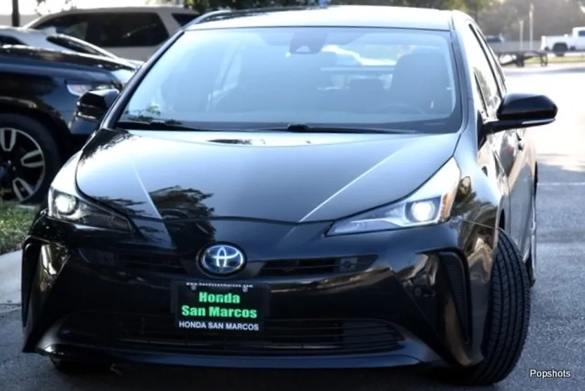 2021 Toyota Prius L photo 1