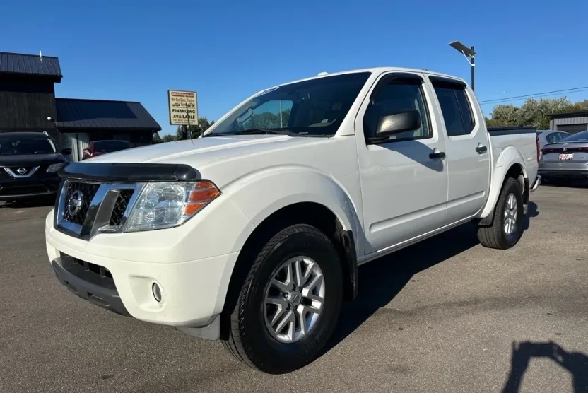 2015 Nissan Frontier Crew Cab photo 1