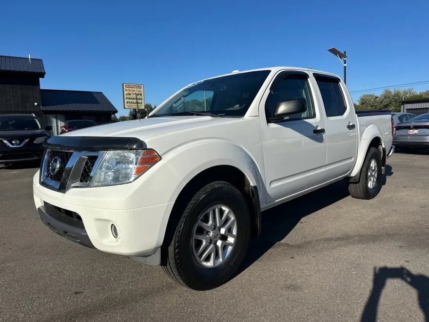 2015 Nissan Frontier Crew Cab photo 1