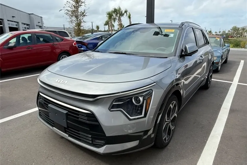 2023 Kia Niro EX Touring photo 1