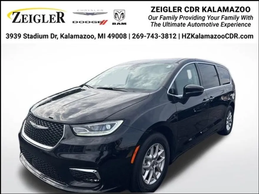 2024 Chrysler Pacifica Touring L photo 1