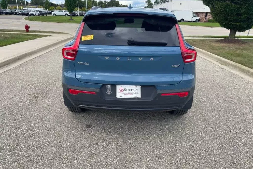 2023 Volvo XC40 AWD Plus photo 1