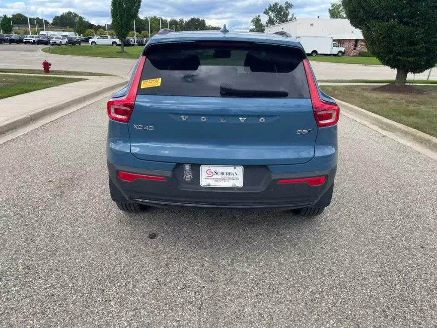 2023 Volvo XC40 AWD Plus photo 1