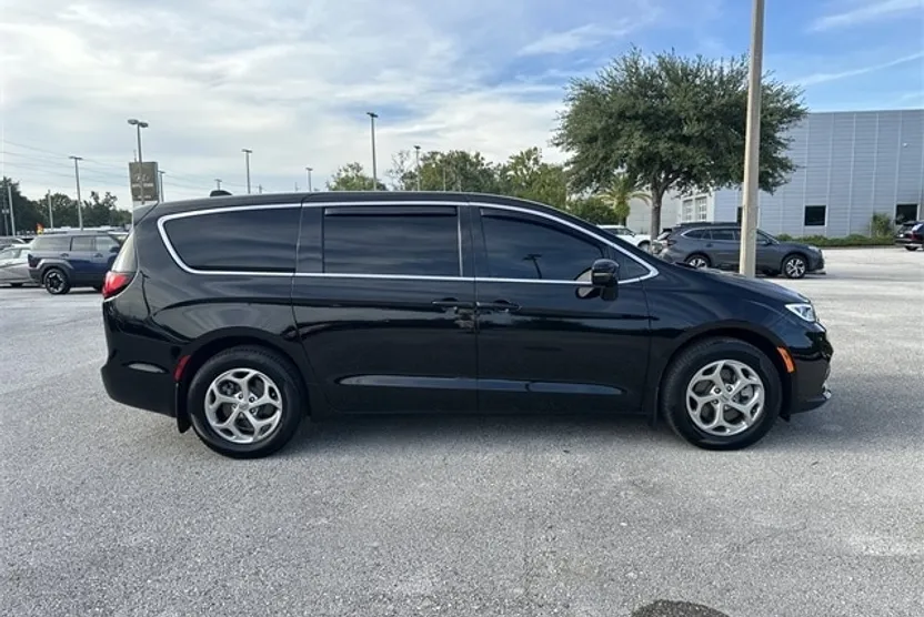 2024 Chrysler Pacifica Limited photo 1