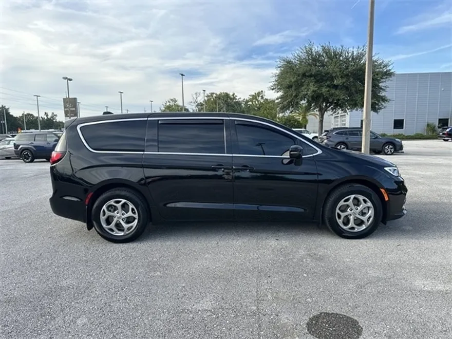 2024 Chrysler Pacifica Limited photo 1