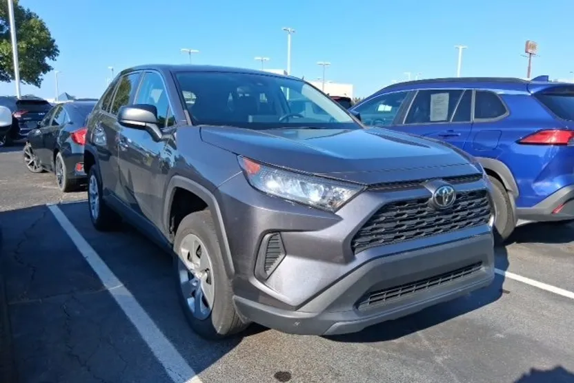 2022 Toyota RAV4 LE photo 1