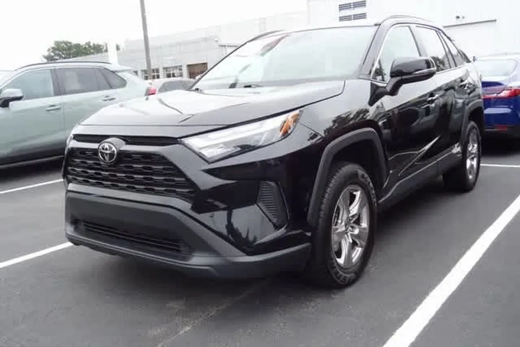 2023 Toyota RAV4 XLE photo 1