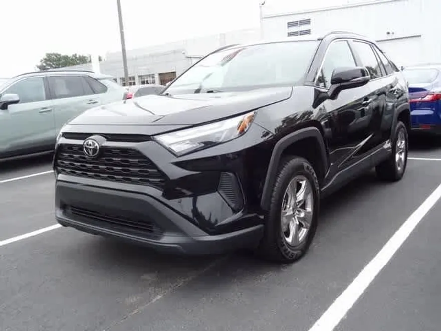 2023 Toyota RAV4 XLE photo 1