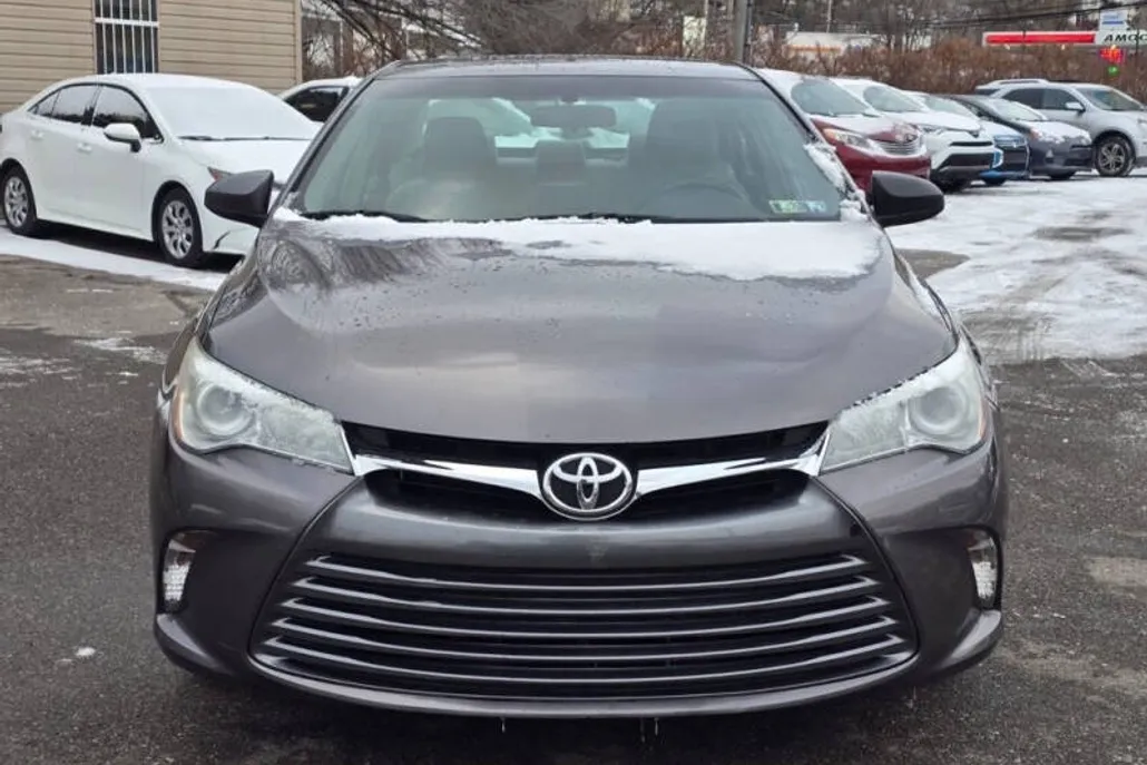 2015 Toyota Camry LE photo 1