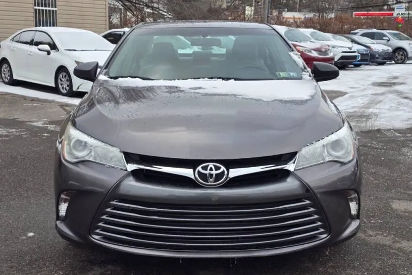 2015 Toyota Camry LE photo 1