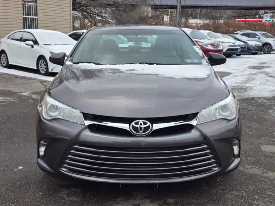2015 Toyota Camry LE photo 1