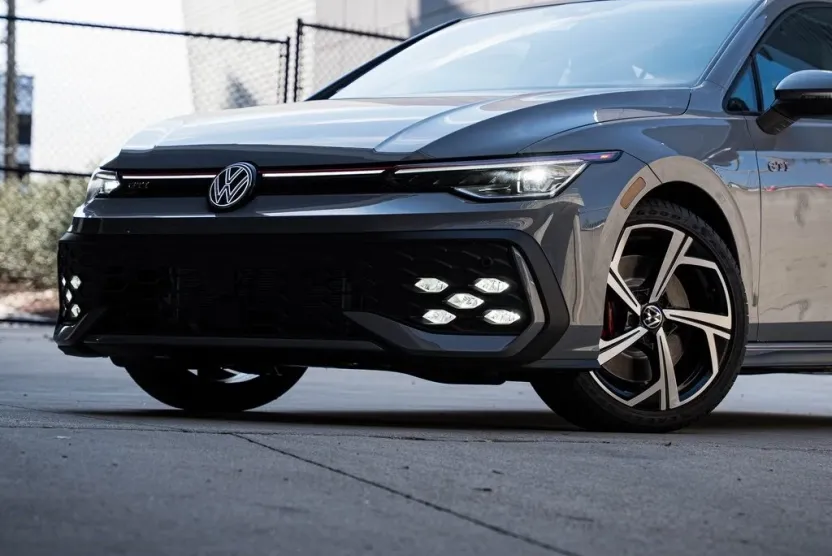 2025 Volkswagen Golf GTI SE photo 1