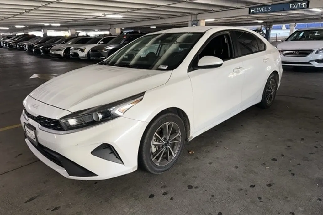 2023 Kia Forte LXS photo 1