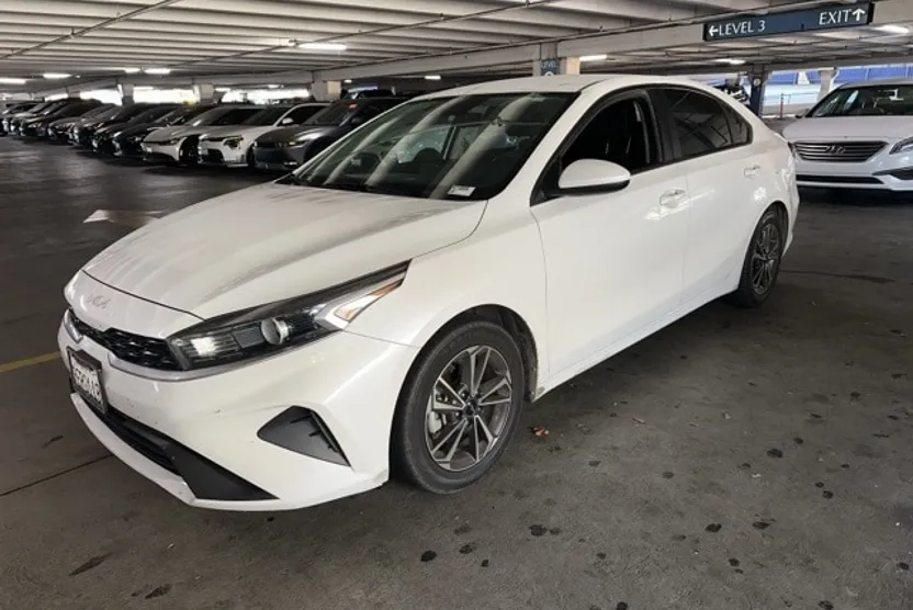 2023 Kia Forte LXS photo 1